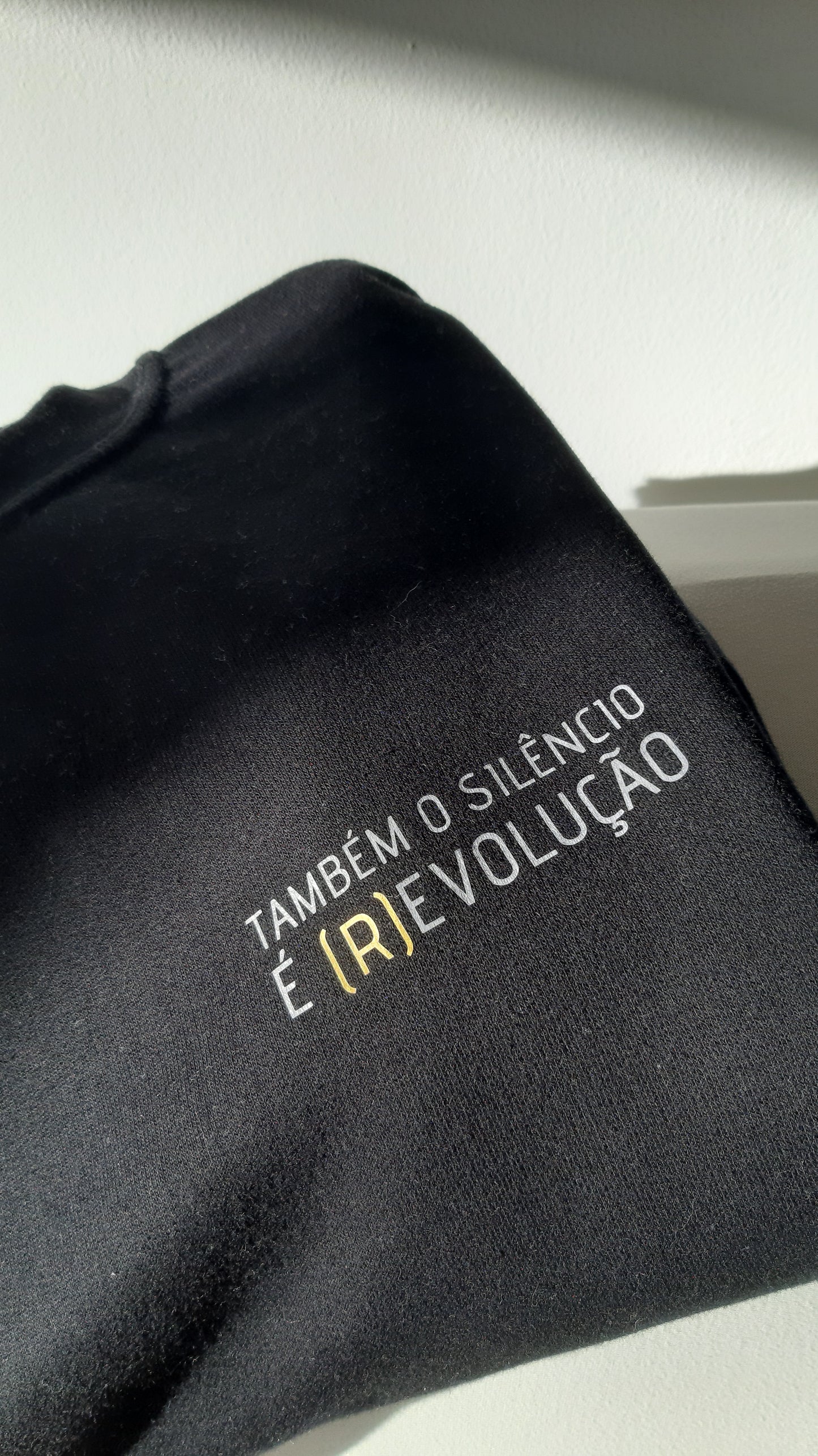 Sweatshirt Preta - Também o Silêncio é (R)Evolução