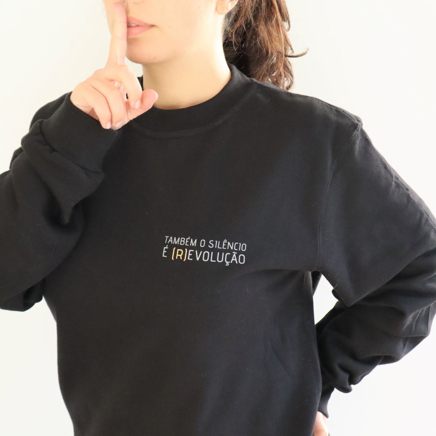 Sweatshirt Preta - Também o Silêncio é (R)Evolução